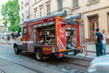 Lviv, Ukrayna - 6 Temmuz 2021: Yazın şehir caddesinde kırmızı itfaiye aracı