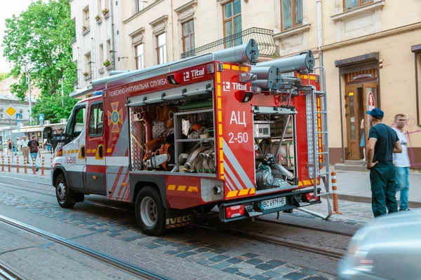 ウクライナのリヴィウ 2021年7月6日 夏に街の路上で赤い消防車 — ストック写真