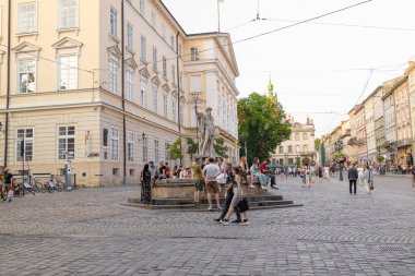 Lviv, Ukrayna - 6 Temmuz 2021: Lviv, Ukrayna 'daki eski kasaba. İnsanlar güneşli bir yaz gününde şehir caddesinde yürürler.