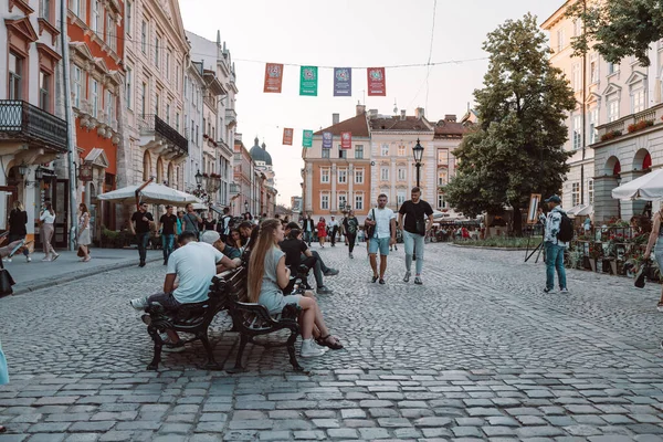 Lviv Ukrajna Július 2021 Emberek Turisták Séta Város Utcáján Egy — Stock Fotó