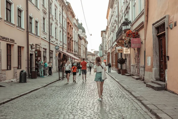 Lviv Ukrajna Július 2021 Emberek Turisták Séta Város Utcáján Egy — Stock Fotó