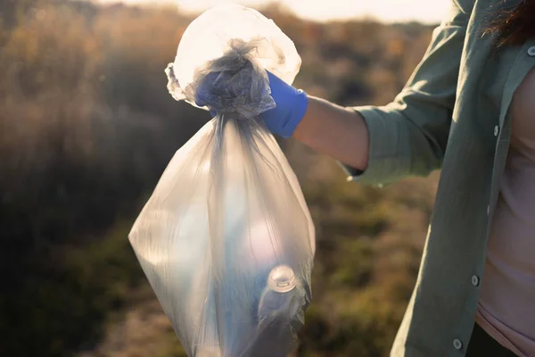 День Земли Чистота Природы Активистка Волонтёр Резиновых Перчатках Кладёт Пластиковый — стоковое фото