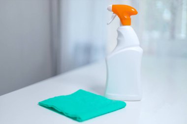 Profesyonel temizlik ürünleri, evdeki ya da ofisteki beyaz ahşap masa üzerindeki bahar temizliği dezenfeksiyon ve covid-19 'un önlenmesi kavramı.