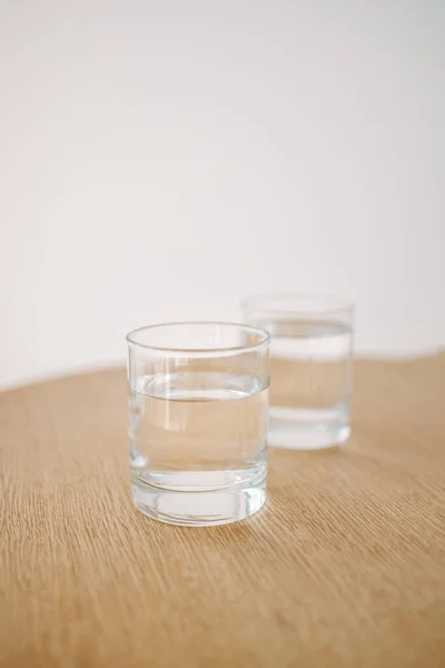 Glas Fris Schoon Water Houten Tafel Een Modern Café Lekkere — Stockfoto