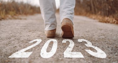 Başlangıçta kadın ayakkabısı giyiyordu. 2023 yılının yeni başlangıcı, gelecek yılın hedefleri ve planları. Yeni yıla başlıyoruz.