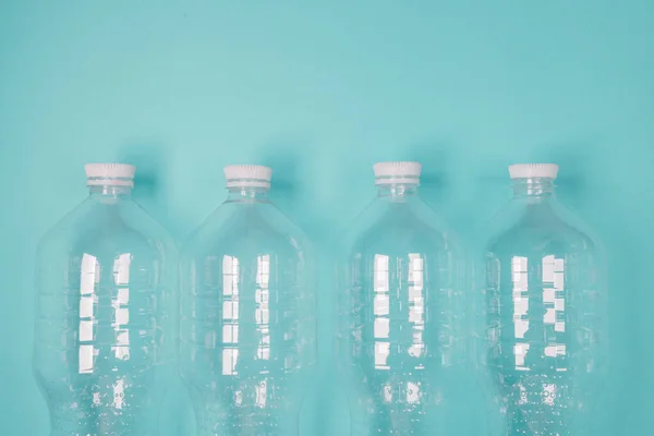 Bovenaanzicht Plastic Flessen Liggen Chaotisch Blauwe Achtergrond Voor Recycling Bovenaanzicht — Stockfoto