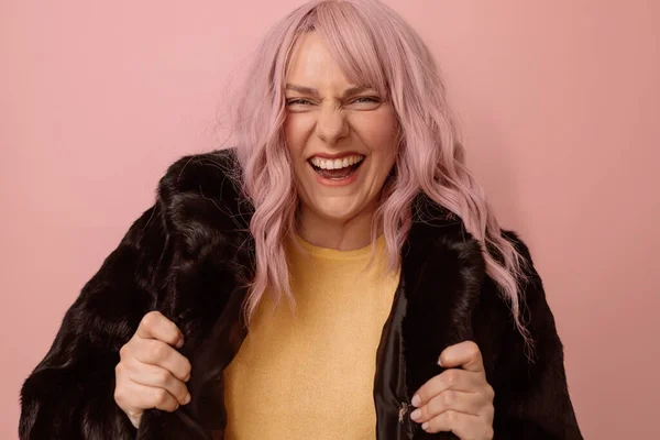 Retrato Mujer Caucásica Feliz Positiva Con Pelo Rizado Rosa Lleva —  Fotos de Stock