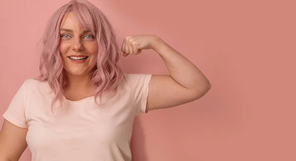 魅力的な魅力的な魅力的な強力な陽気な陽気な女性のクローズアップ肖像ピンクの背景に隔離された筋肉を示す — ストック写真