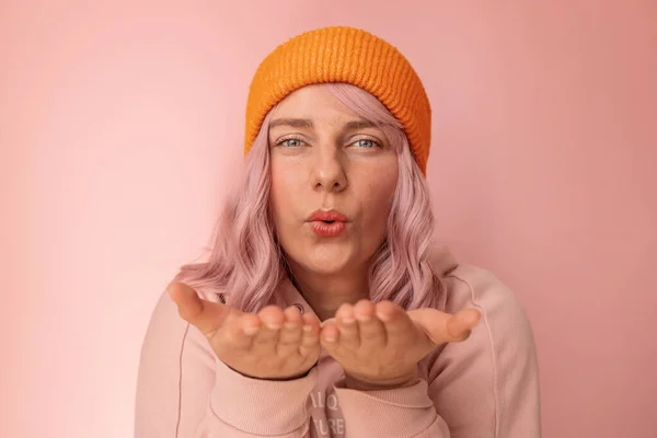 Retrato Mujer Caucásica Feliz Positiva Sombrero Punto Naranja Beso Aire —  Fotos de Stock