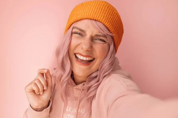 Portret Szczęśliwej Pozytywnej Białej Kobiety Różowymi Kręconymi Włosami Pozującej Różowym — Zdjęcie stockowe