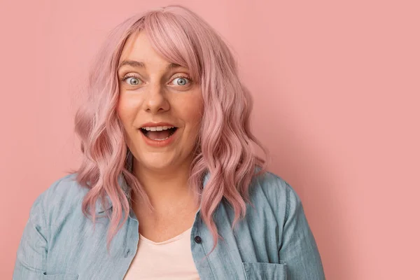 Chocado Surpreso Cabelo Rosa Jovem Bonita Menina Olha Câmera Fundo — Fotografia de Stock