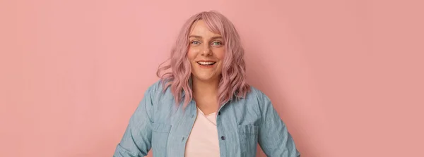 Hermosa Mujer Atractiva Elegante Posando Aislado Sobre Fondo Rosa — Foto de Stock