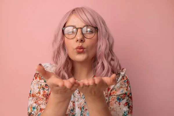 Retrato Mujer Caucásica Feliz Positiva Con Gafas Beso Aire Posando — Foto de Stock