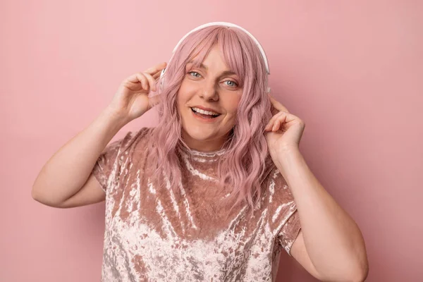 Mujer Atractiva Sonriente Feliz Escuchando Música Auriculares Aislados Sobre Fondo —  Fotos de Stock