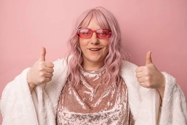 美しい若いですピンクの髪の女性はピンクの背景の上に隔離された承認で指でサインのように示す — ストック写真