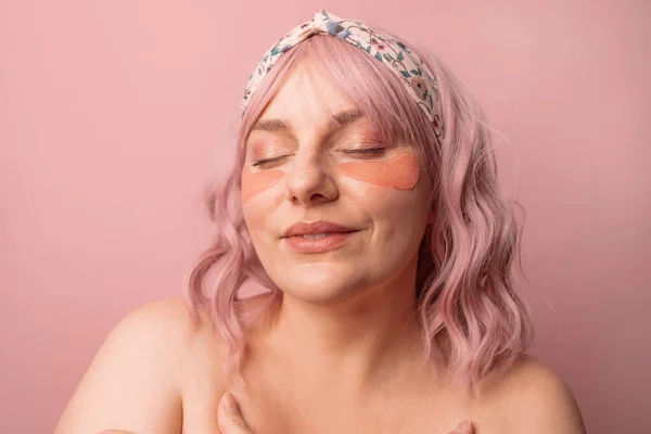 Portret Szczęśliwej Białej Kobiety Zamkniętymi Oczami Nakładającymi Różowe Opaski Oczy — Zdjęcie stockowe