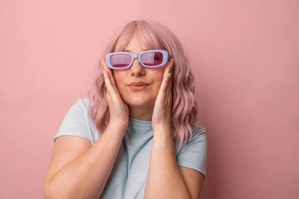 Heureuse Jeune Femme Caucasienne Dans Lumineux Élégant Lunettes Soleil Couleur — Photo