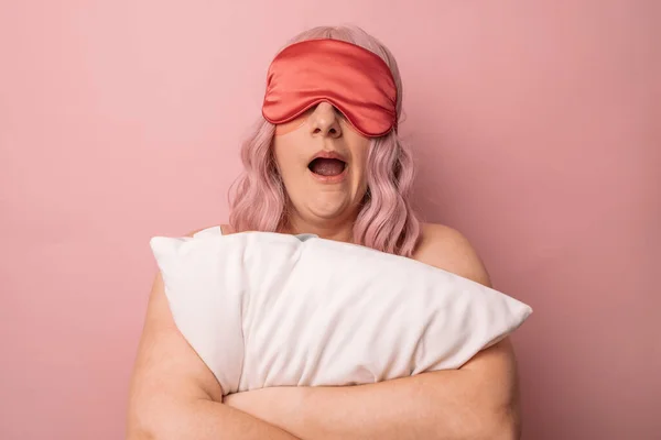 Linda Jovem Bonita Mulher Bonita Usar Máscara Sono Segurando Travesseiro — Fotografia de Stock