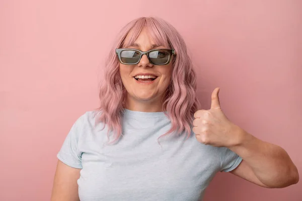 Feliz Jovem Caucasiano Mulher Mostrando Polegares Para Cima Sorrindo Posando — Fotografia de Stock