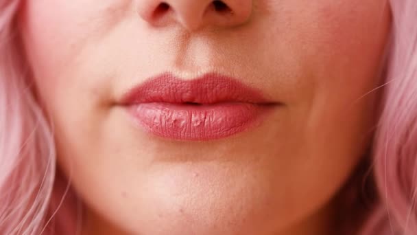 Όμορφα παχουλά χείλη. Γυναικεία γλώσσα που γλείφει σαγηνευτικά χείλη. — Αρχείο Βίντεο