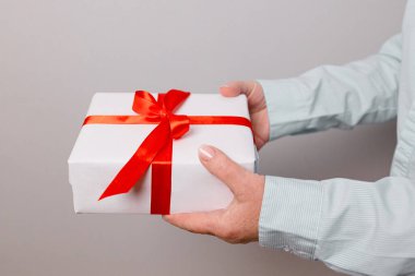 Ellerinde güzel bir hediye kutusu, kadın hediyesi, Noel tatili ve karşılama sezonu konsepti var.