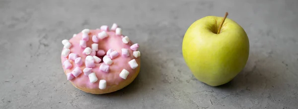 Manzana Verde Rosquilla Sobre Hormigón Gris Dieta Obesidad Estilo Vida — Foto de Stock