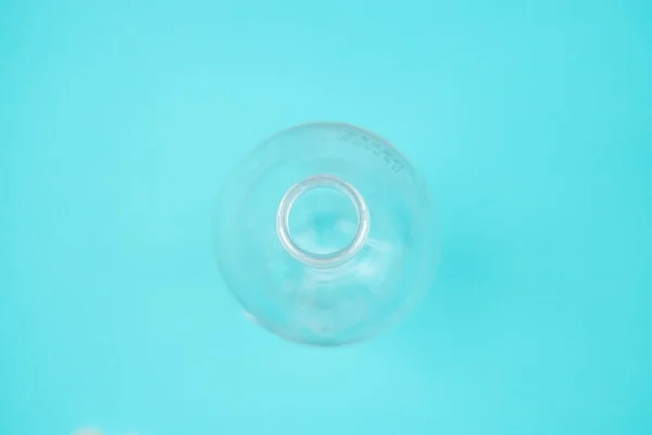 Botol Botol Plastik Yang Digunakan Terletak Kacau Latar Belakang Hijau — Stok Foto