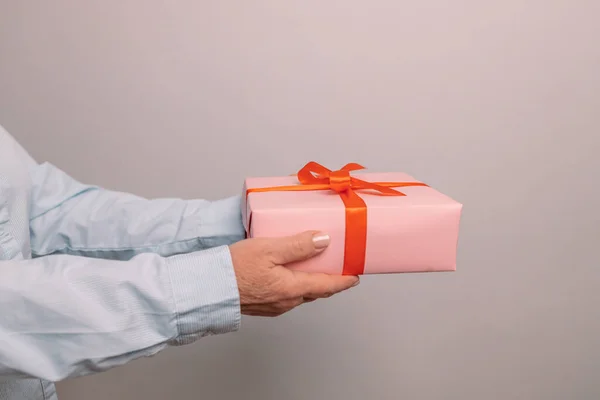 Närbild Skott Kvinnliga Händer Håller Överraskning Presentförpackning Pastell Bakgrund Med — Stockfoto