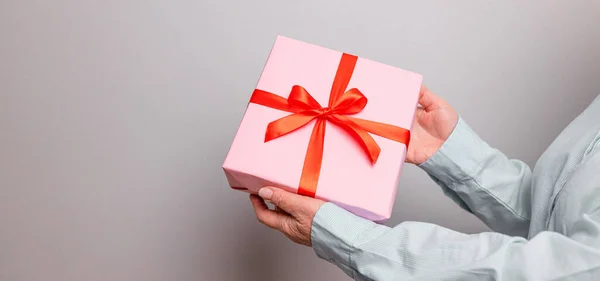 Mujer Negocios Manos Sosteniendo Caja Regalo Papel Con Decoración Cinta — Foto de Stock