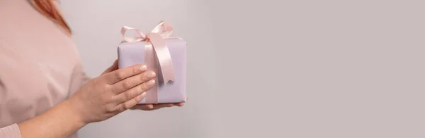 Närbild Skott Kvinnliga Händer Håller Överraskning Presentförpackning Rosa Pastell Bakgrund — Stockfoto