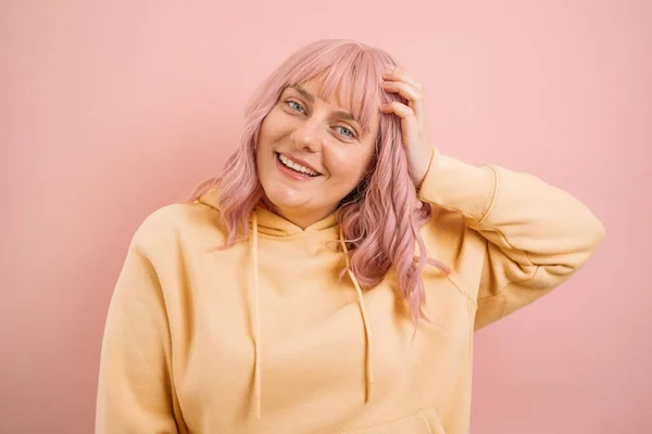 Glückliche junge Frau lächelt isoliert einen rosa Hintergrund, Banner, Panorama, Kopierraum — Stockfoto