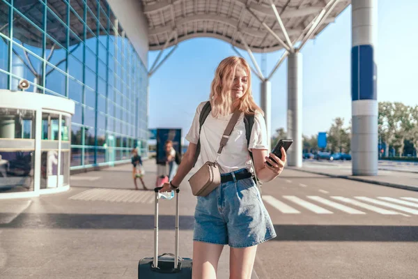 Jonge toeristenvrouw met bagage op internationale luchthaven — Stockfoto