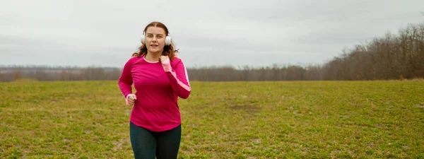 Sonbahar parkında koşan beyaz bir kadın. Sağlıklı yaşam tarzı kavramı. Aktif spor insanları — Stok fotoğraf