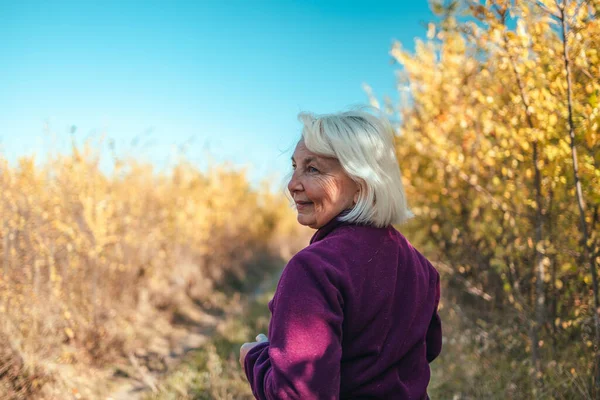 Närbild Leende Senior Kvinna Jogga Naturen Falla Park Aktiva Idrottsmän — Stockfoto