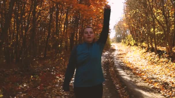 Running stretching runner robi rozgrzewkę przed maratonem ciesząc się jesienią poza — Wideo stockowe