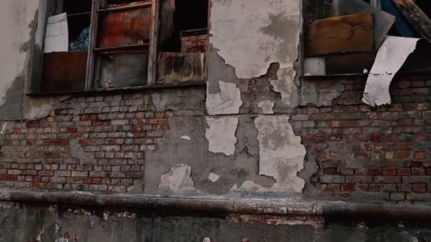 Elülső homlokzat egy elhagyatott régi épület ablakok a napsugarak — Stock videók