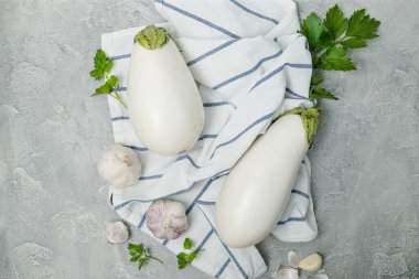 Taze patlıcan, yeşil kereviz ve gri arka planda izole edilmiş sarımsak. Sağlıklı vejetaryen diyeti