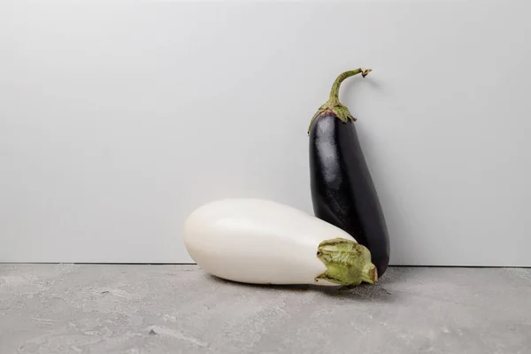 Berenjenas Color Blanco Negro Maduras Crudas Sobre Fondo Hormigón Gris — Foto de Stock