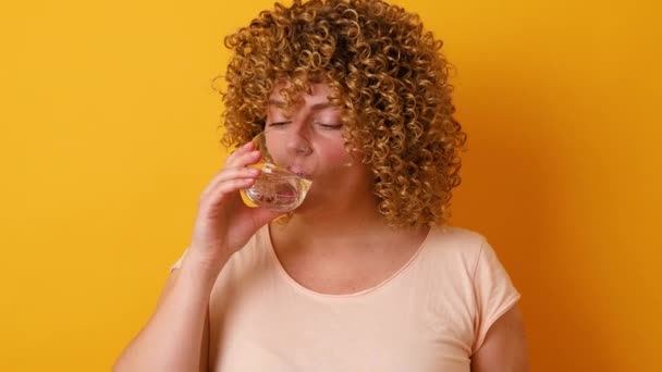 Gelukkig Optimistische Jonge Vrouw Met Een Glas Water Drinken Gele — Stockvideo