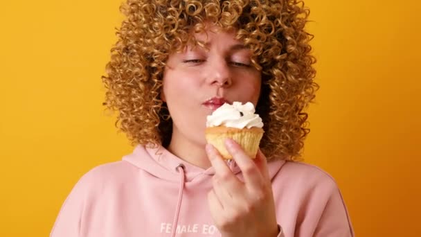 Atraente Jovem Mulher Com Afro Cachos Penteado Tem Feliz Expressão — Vídeo de Stock