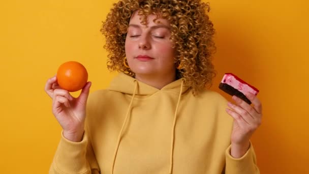 Mujer Atractiva Los Años Hizo Mal Elección Entre Pastel Naranja — Vídeo de stock