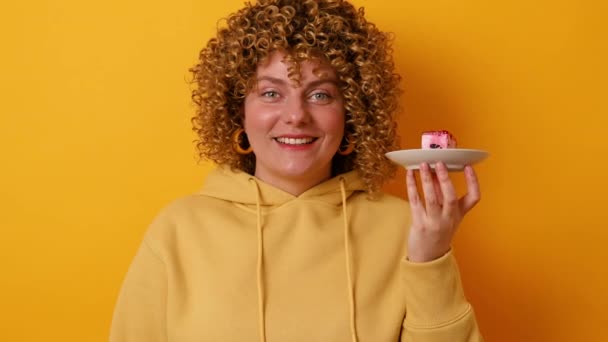 Jonge Vrouw Heeft Een Positieve Gezichtsuitdrukking Houdt Zoete Smakelijke Taart — Stockvideo