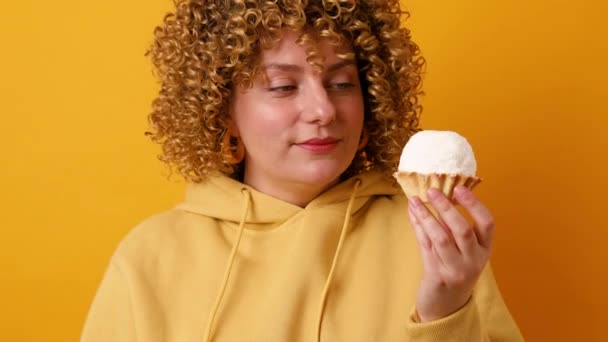 Mujer Joven Bonita Tiene Expresión Alegre Sosteniendo Pastel Sabroso Dulce — Vídeo de stock