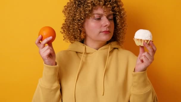 아름다운 오렌지와 케이크를 노란색 배경에 있습니다 건강에 식품의 — 비디오