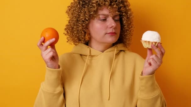 Mulher Bonita Com Verão Laranja Inteira Fresca Bolo Doce Isolado — Vídeo de Stock