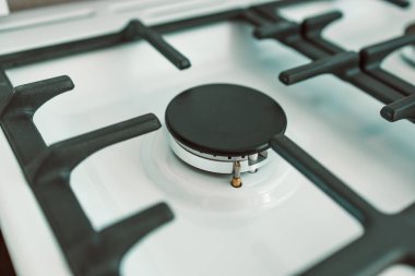 Gaz ocağında yemek pişirmek. Mutfaktaki yeni bir gaz sobasının kapağını kapatın.