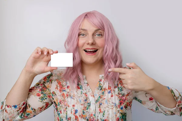 Mulher mão segurando cartão branco mockup isolado no fundo rosa — Fotografia de Stock