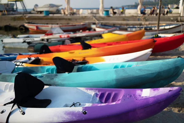 Caiaques Plactic Coloridos Canoa Uma Areia Praia Para Aluguel Turístico — Fotografia de Stock