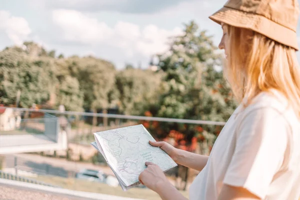 Wanita Eropa bertopi sedang memeriksa peta kota di taman kota. Liburan perjalanan, gaya hidup konsep liburan — Stok Foto
