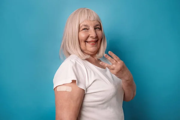 Porträtt Glad Leende Kaukasiska Äldre Kvinna Patient Visar Med Fingrar — Stockfoto